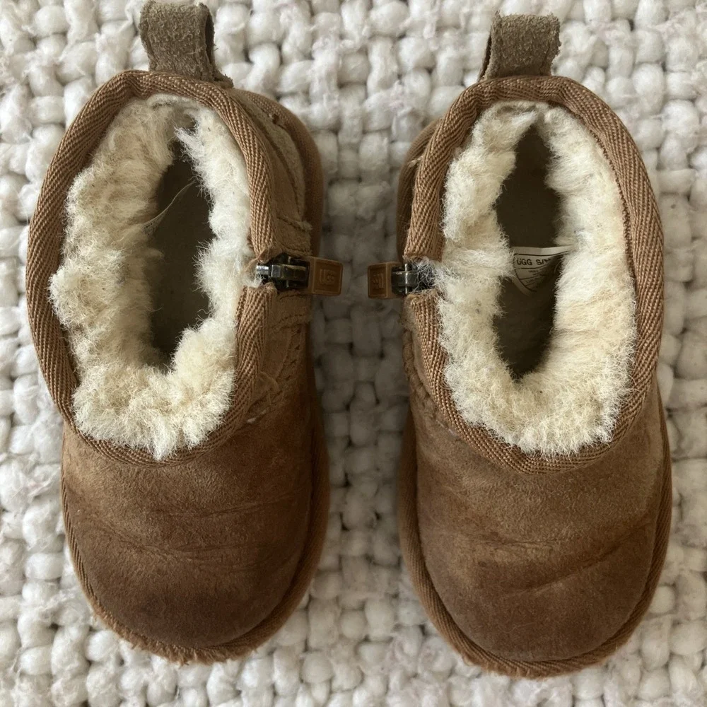 UGG Todder Low Boots Size 7 Fuzzy Warm Cute‎